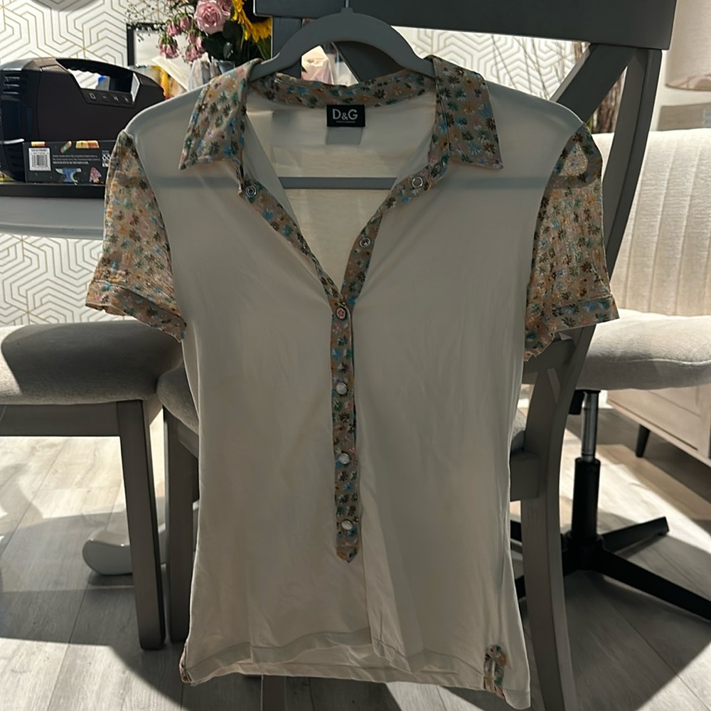Dolce and Gabbana women’s button-down size medium. Worn a few times no stains